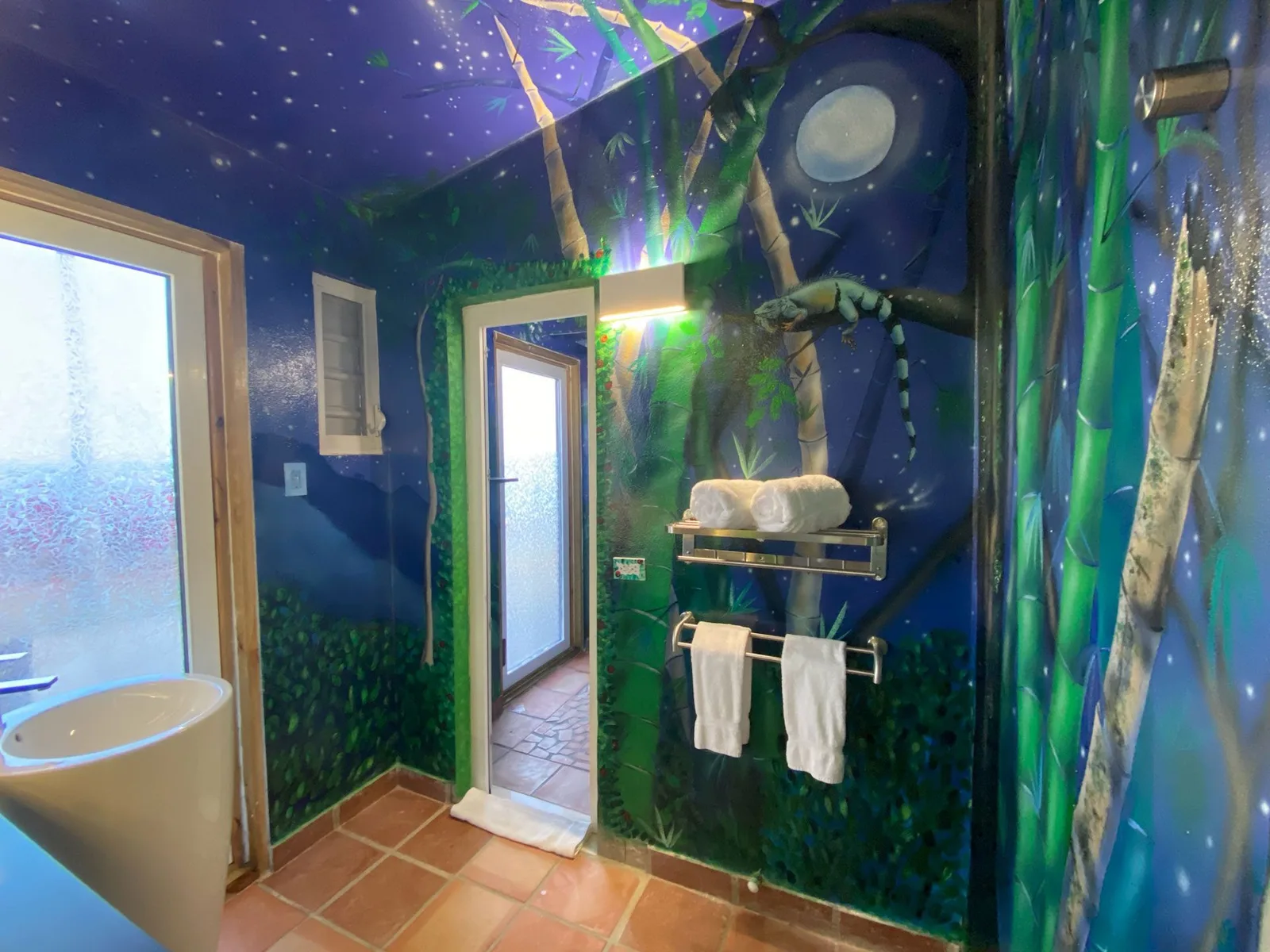 Newly renovated King Ocean View room with ocean-facing lanai